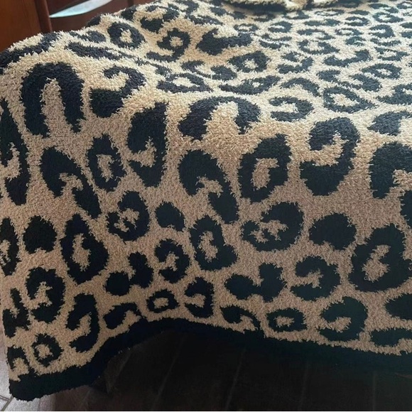 Luxury leopard print throw blankets - Picture 4 of 6